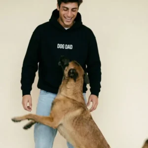 Hoodie 'DOG DAD' in black für Hundemenschen, bedruckt in Wien – Pawsome Hundezubehör