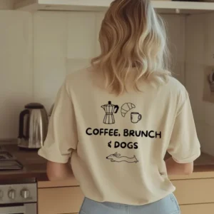 T-Shirt 'coffee, brunch & dogs' für Hundemenschen, bedruckt in Wien – Pawsome Hundezubehör
