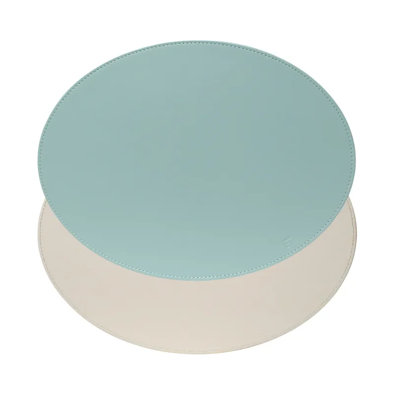 FREEFORM DUO Platzset in mint and elfenbein, oval-shaped table setting with matching placemats.