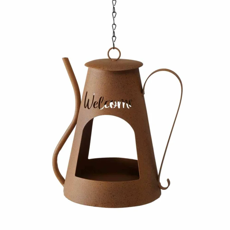 Vogelhäuschen in Teekannenform mit „Welcome“-Design von Boltze, mit rustikalem Finish und an einer Kette aufgehängt.