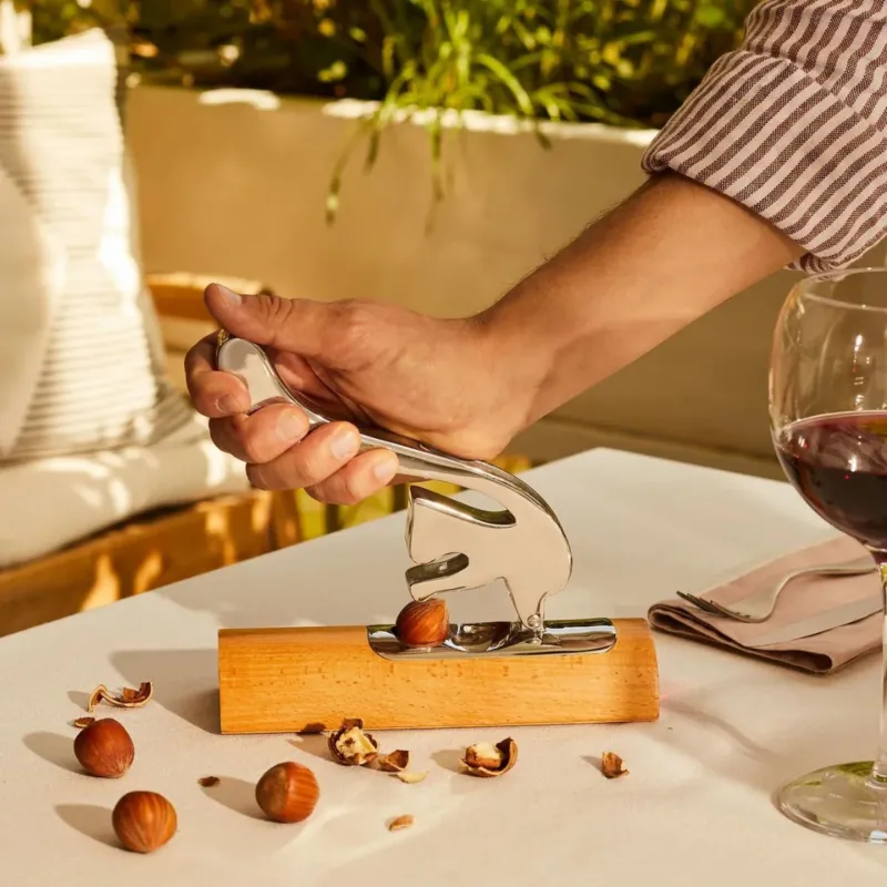 Cascanueces Scoiattolo de acero con base de madera Alessi