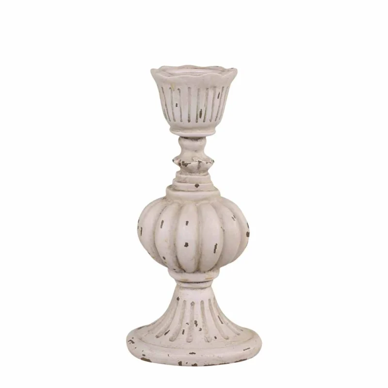 Der Chic Antique - Shabby Chic Kerzenständer Antikgrau Vintage ist ein Kerzenständer im Vintage-Stil in Antikgrau mit abgerundetem Mittelteil, ausgestelltem Fuß und dekorativen Rillen mit strukturierten Details.