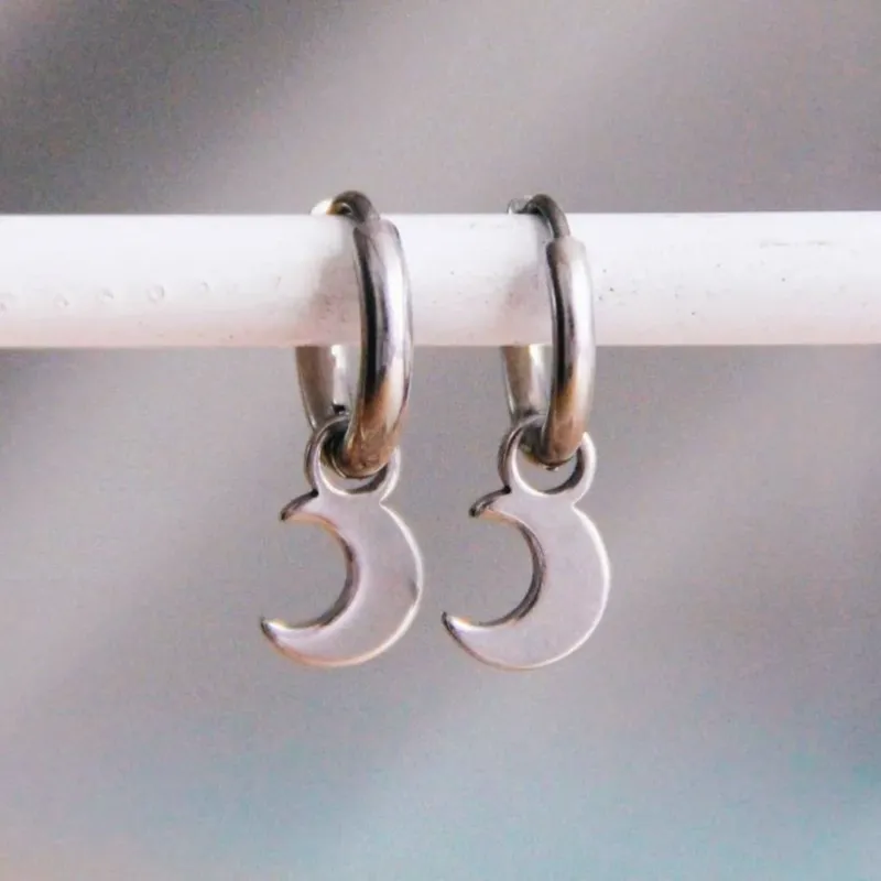 Damen Creolen aus Edelstahl mit kleinem Mond-Anhänger silber