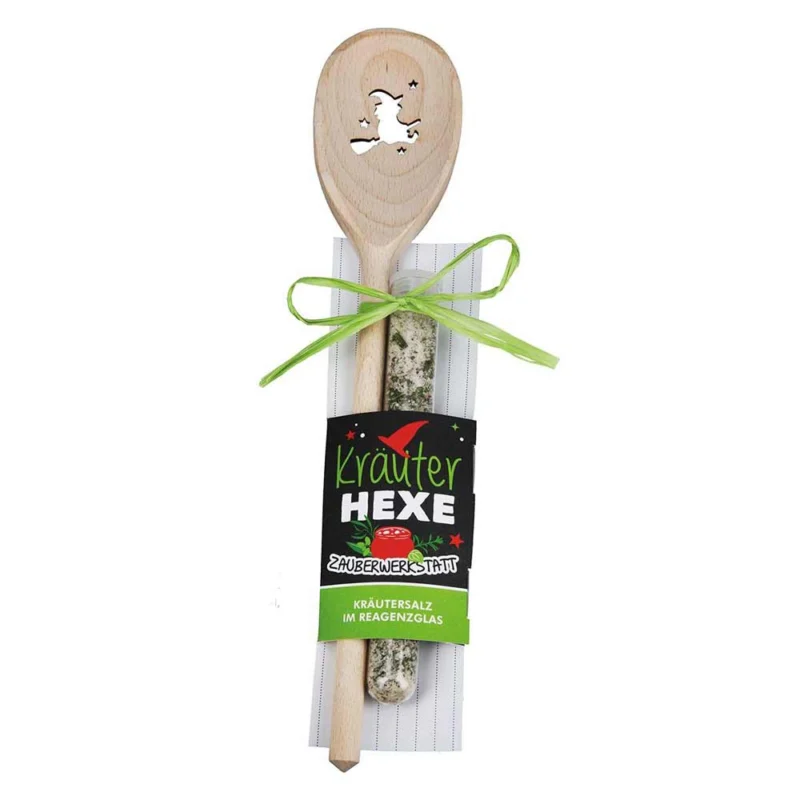 Das Gilde - Geschenkset Kräuterhexe beinhaltet einen Holzlöffel mit Hexenausschnitt und ein Glasröhrchen mit Kräutersalz, verziert mit grünem Band.