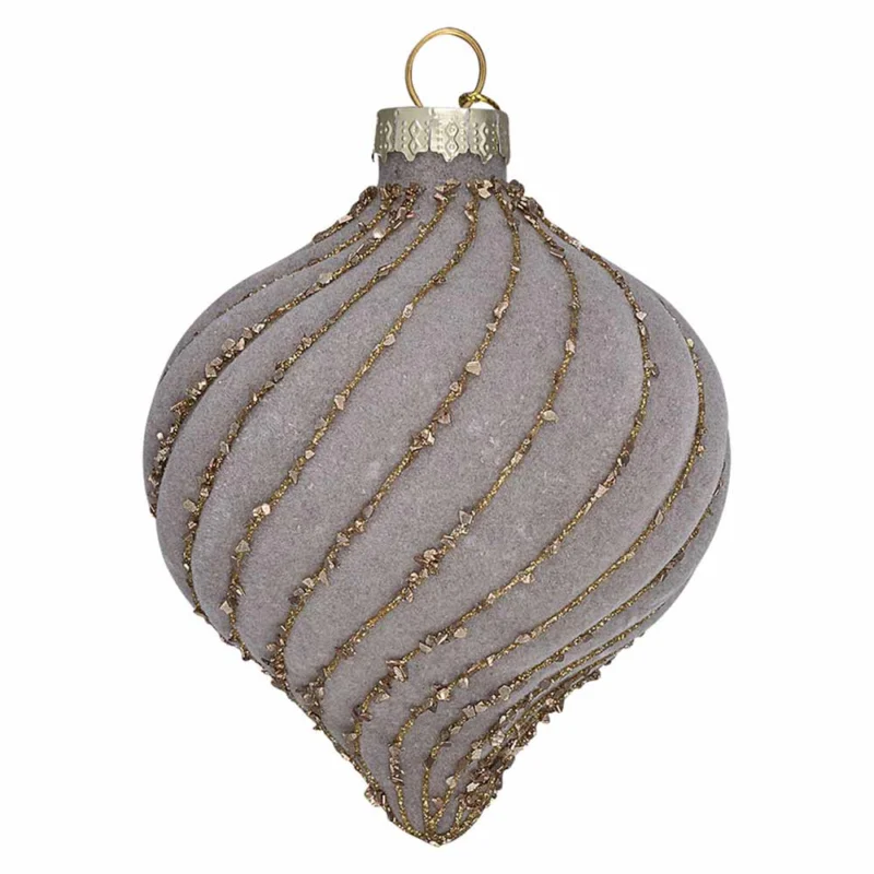 Eine GreenGate - Weihnachtskugel Zwiebelförmig aus hellgrauem Samt mit horizontalen goldenen Glitzerstreifen und einer goldenen Kappe mit einer Aufhängeschlaufe.