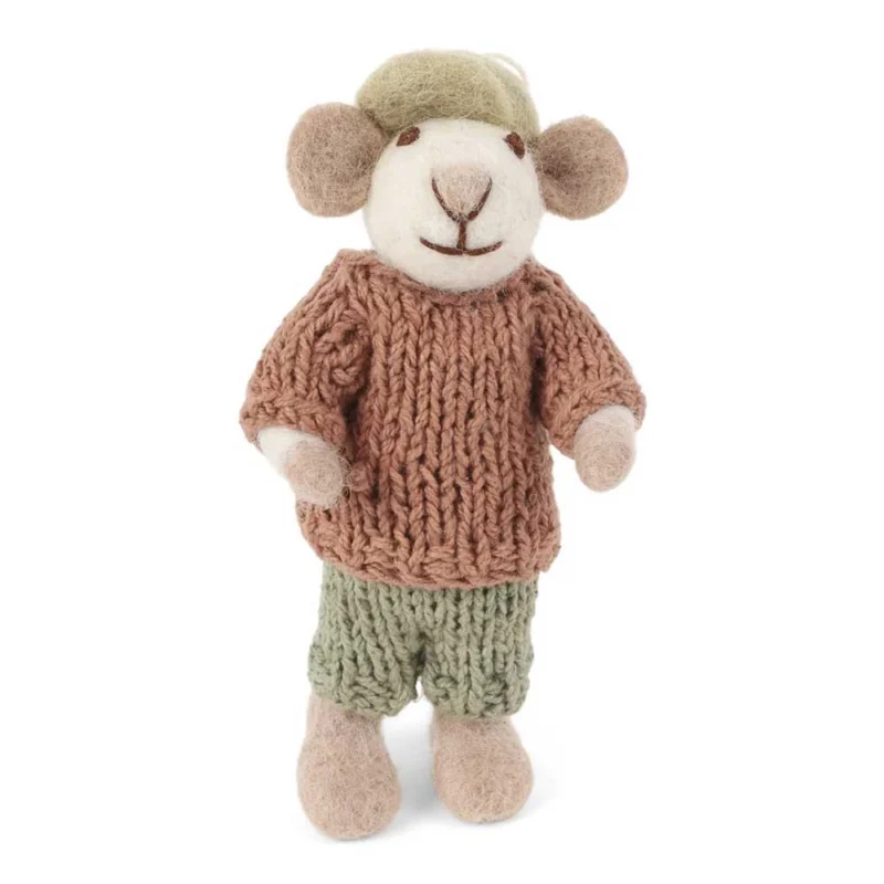Eine Gry & Sif – Maus Filz mit Hut und Pulli in staubigem Rot, bekleidet mit einem gestrickten braunen Pullover, einer grünen Mütze und einer grünen Hose.