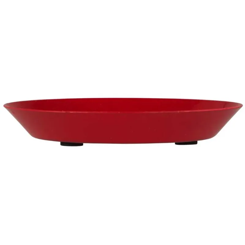 Eine Seitenansicht des Ib Laursen - Kerzentabletts in Rot mit einem flachen, runden Design mit flachem Boden und erhöhten Seiten vor einem weißen Hintergrund.