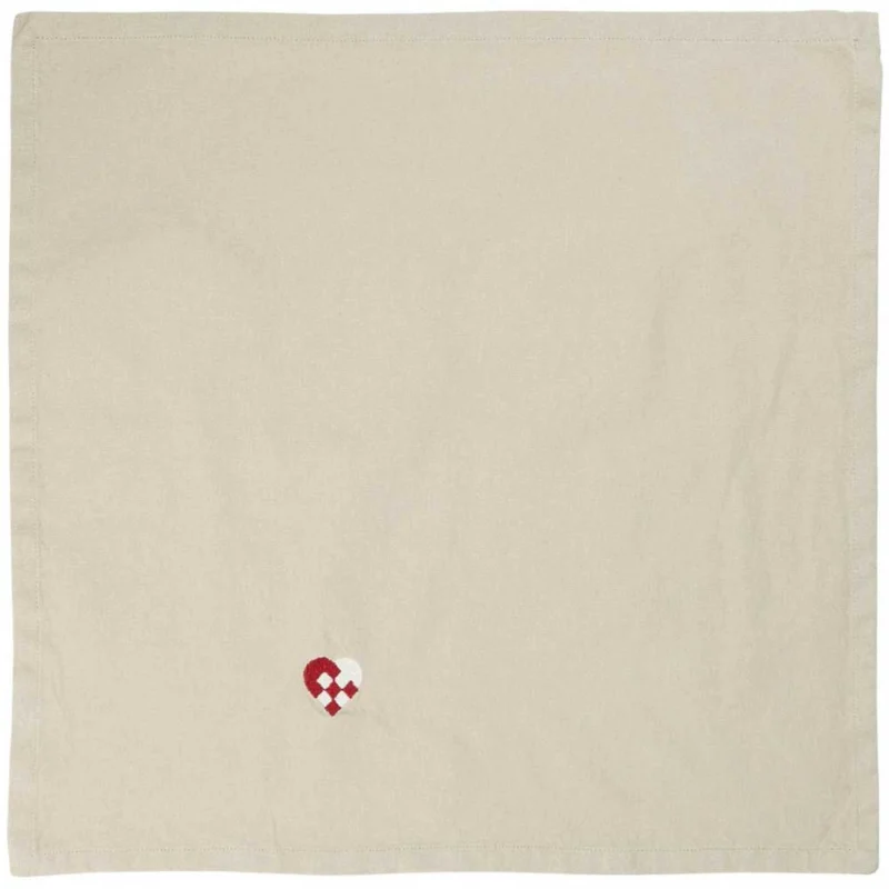 Eine leinenfarbene Serviette von Ib Laursen, bekannt als „Stoffserviette Tradition mit Flechtherz“, mit einem kleinen, gestickten rot-weißen Herzmuster in der unteren linken Ecke.