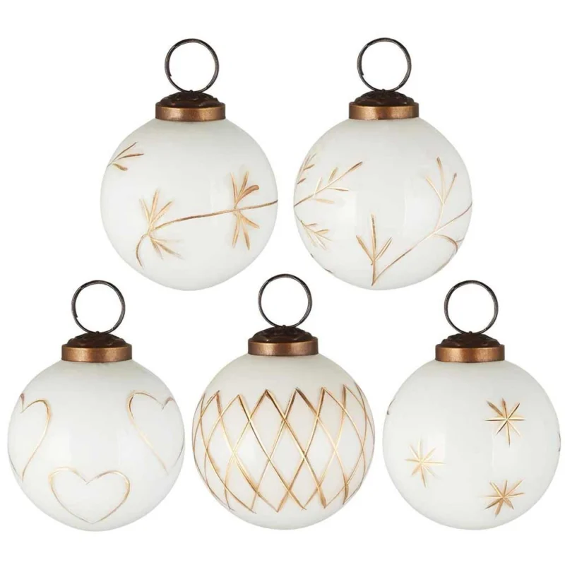 Ein Set aus fünf weißen Weihnachtsornamenten von Ib Laursen, jeweils verziert mit goldenen Gravuren mit geometrischen und von der Natur inspirierten Designs, komplett mit Schlaufen zum Aufhängen.