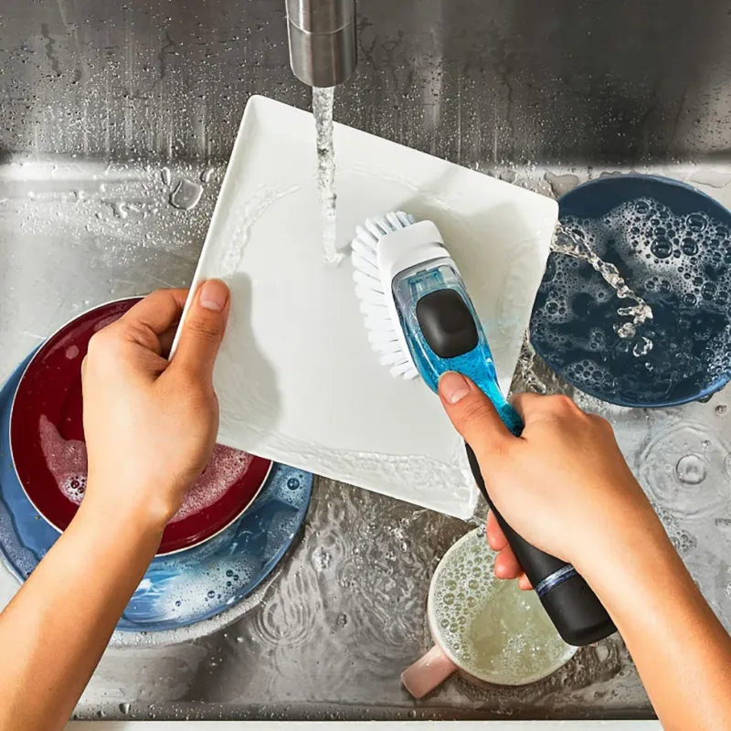 Cepillo con dispensador para limpiar los platos OXO