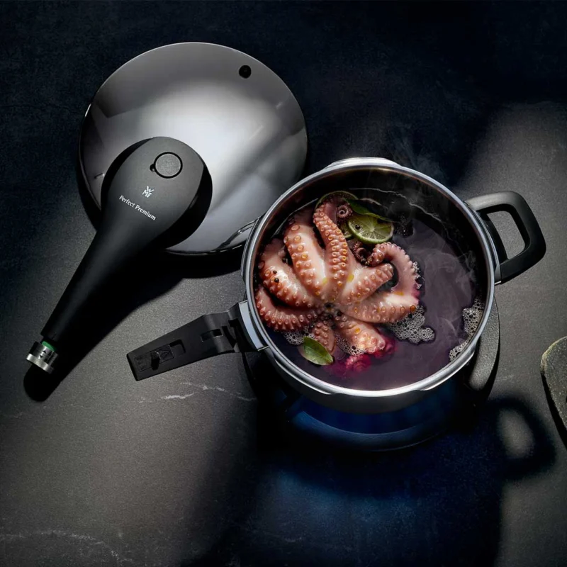 Cocinando con una olla rápida Perfect Premium de la marca WMF