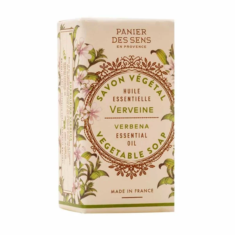 Eine Tafel Panier des Sens – Feste Pflanzenseife Eisenkraut (Verbene) 150 g in einer Blumenverpackung, mit französischem Etikett als Hinweis darauf, dass das Produkt in Frankreich hergestellt wurde.