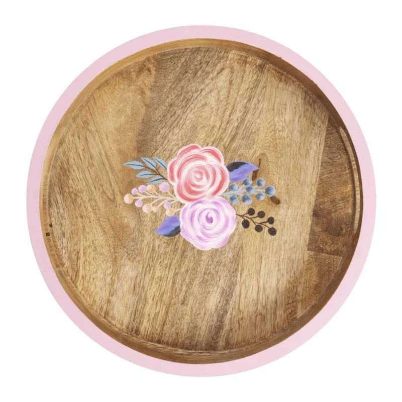 Ein rundes Holztablett von Rice mit handgemalter rosa Kante und Blumen mit einem Blumendesign mit rosa und lila Blumen auf der Oberfläche.