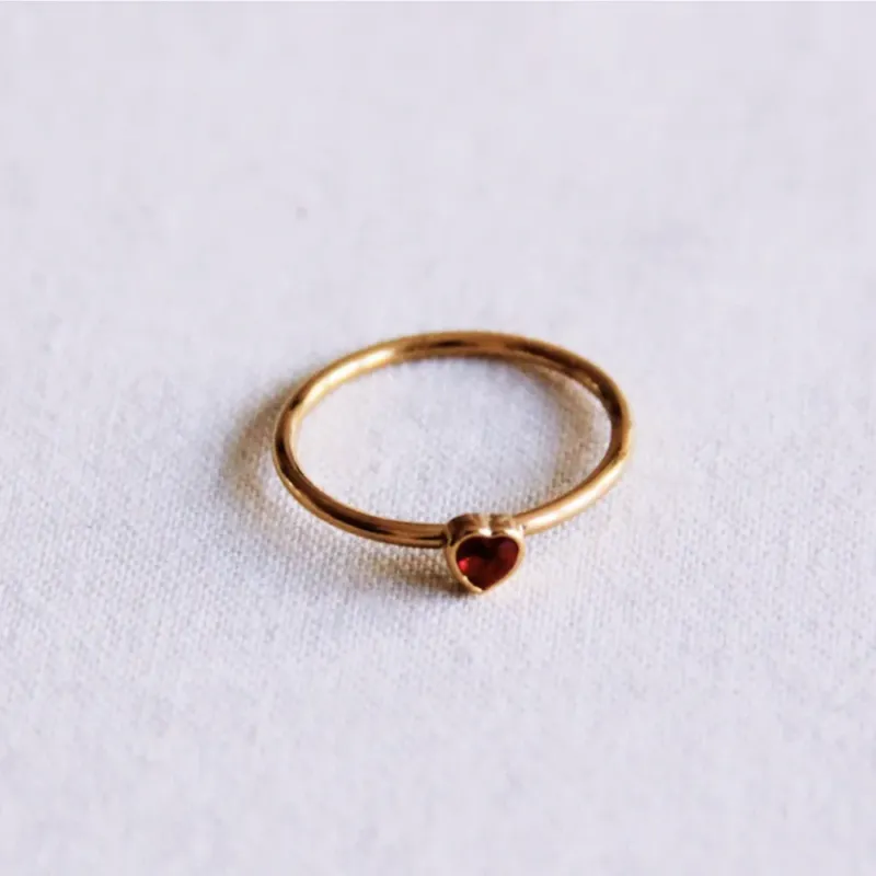Bazou - Minimalistischer Ring mit Kristallherz – rot