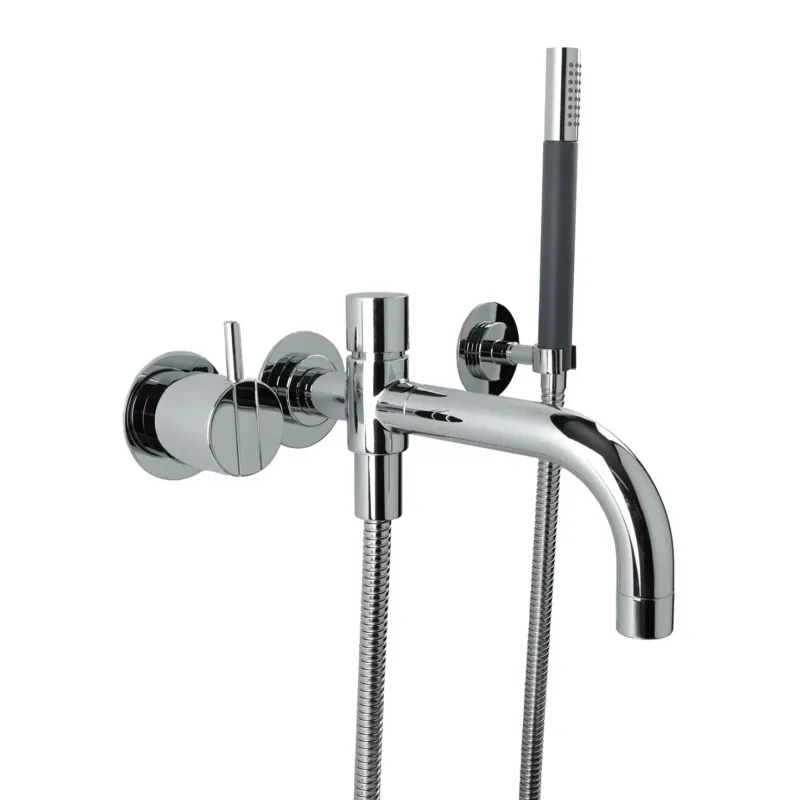 Badewannenarmatur von Vola in Chrom mit klar geformtem Wandauslauf und eleganter Stabhandbrause für flexible Nutzung.