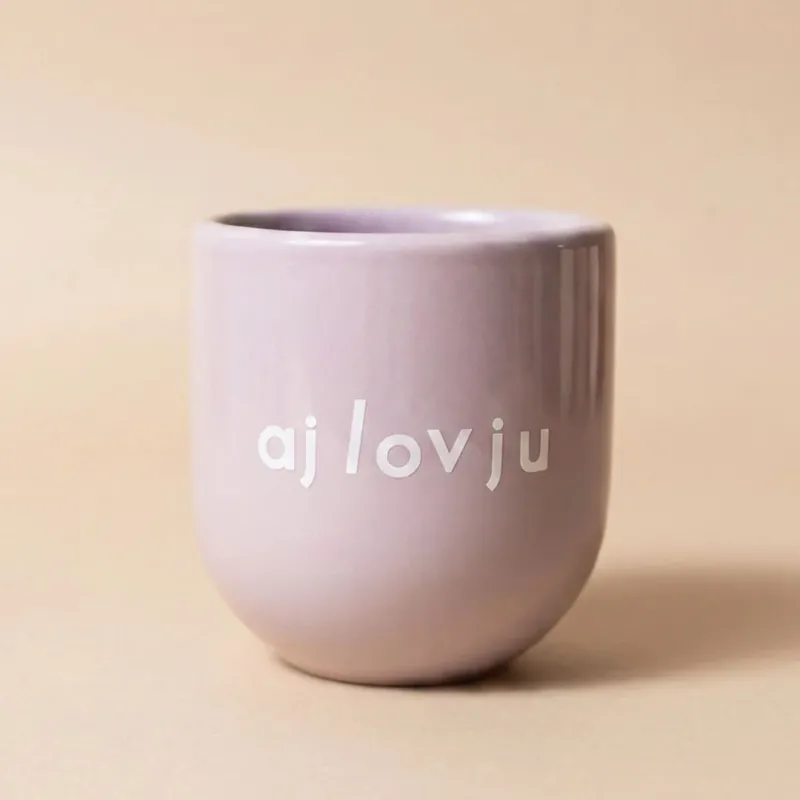 Keramikbecher 'aj lov ju' lila/flieder