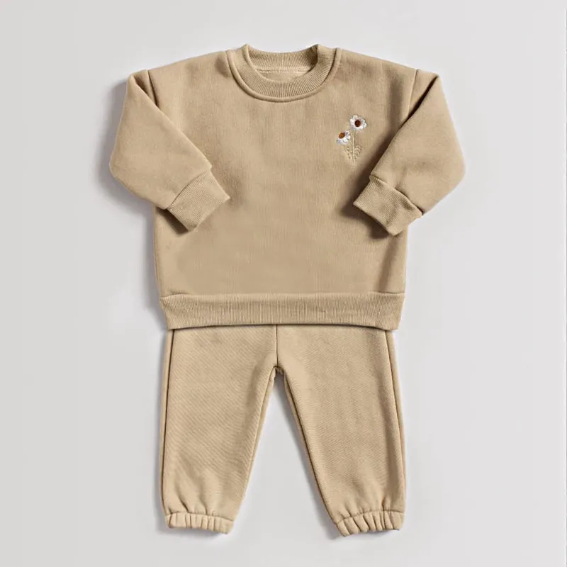 Outfit Set mit Blümchen Stickerei braun