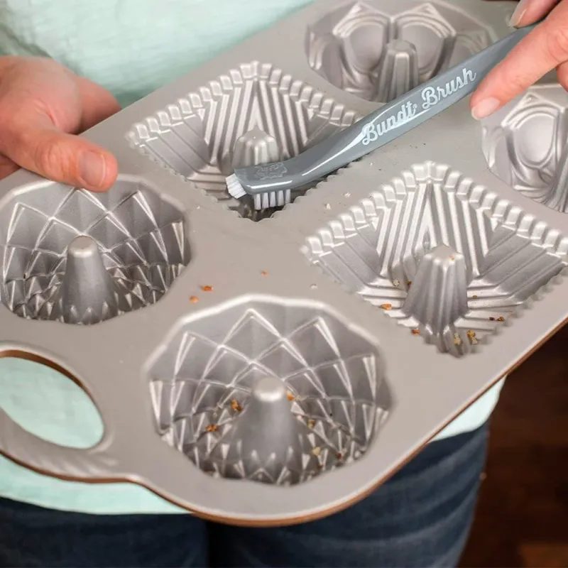 Cepillo limpiador para moldes bundt Nordic Ware - Claudia&Julia