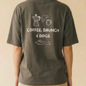 T-Shirt 'coffee, brunch & dogs' in Mocha, bedruckt in Wien – Pawsome Hundezubehör