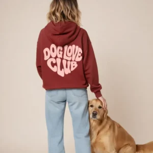 Hoodie 'DOG LOVE CLUB' in Red Earth, bedruckt in Wien – Pawsome Hundezubehör
