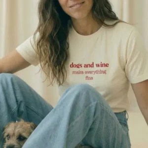 T-Shirt 'dogs & wine' in Vintage White, bedruckt in Wien – Pawsome Hundezubehör