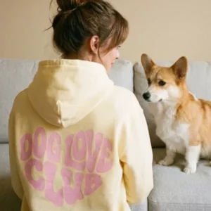 Hoodie 'DOG LOVE CLUB' in Buttercup, bedruckt in Wien – Pawsome Hundezubehör