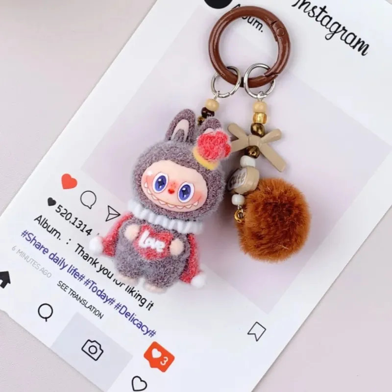 Labubu inspirierter Schlüsselanhänger 'LOVE' Pompon braun