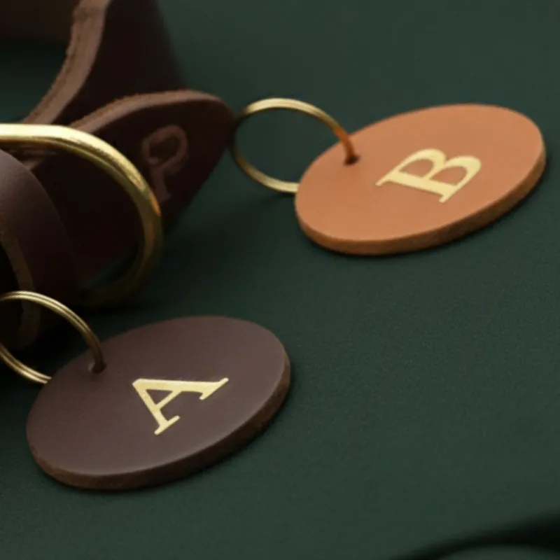 Anhänger mit Hundenamen-Initial fürs Lederhalsband, graviert in der Wiener Manufaktur – Pawsome Hundezubehör
