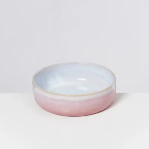 Keramikschale mit rosa und blauer Glasur auf weißem Hintergrund.
