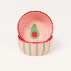 Zwei stapelbare Schalen mit Avocado-Design, rosa Innenseite und grün gestreifter Außenseite.