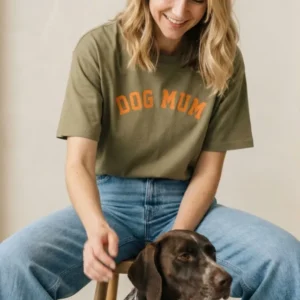 T-Shirt 'DOG MUM' in Khaki für Hundemenschen, bedruckt in Wien – Pawsome Hundezubehör