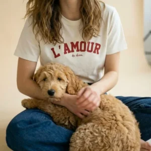 T-Shirt 'L'AMOUR du chien' in Vintage White, bedruckt in Wien – Pawsome Hundezubehör