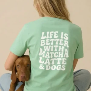 T-Shirt 'matcha latte & dogs' in Salbei, bedruckt in Wien – Pawsome Hundezubehör
