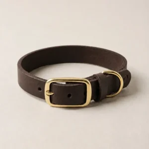 Schmales Lederhalsband in Kastanie für kleine Hunde aus butterweichem Fettleder, individuell handgefertigt – Pawsome Hundezubehör aus der Wiener Manufaktur