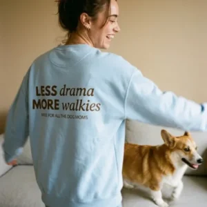 Sweatshirt 'less drama more walkies' in Pastel Blue, bedruckt in Wien – Pawsome Hundezubehör